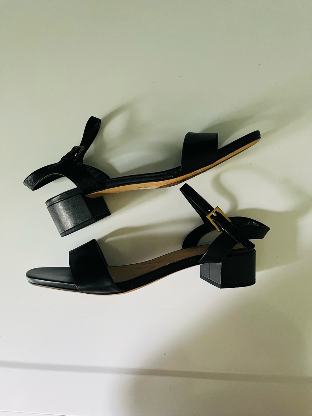 Clarks 1.5” Jaylan Ray Cushioned Block Heeled Sandals in black leather. Size 9